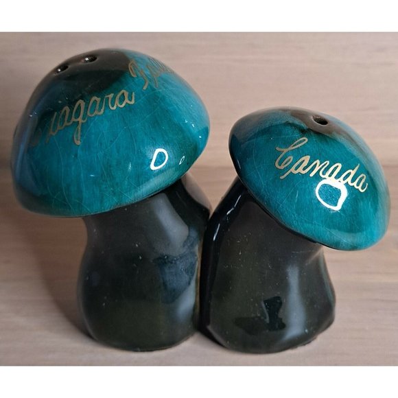 Vintage Mushroom Salt and Pepper Shakers Niagra Falls Canada Green - Picture 1 of 6